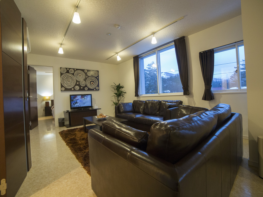 e1Condo brown 1 lounge 1