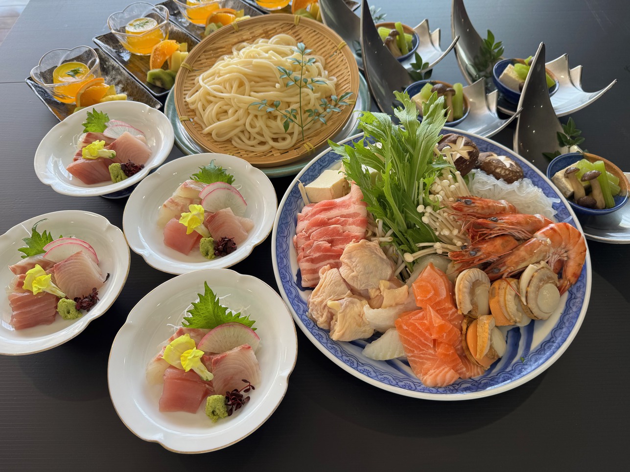 自慢のだし汁と豊富な魚介の寄鍋【青野鍋（寄鍋）＆こだわり和朝食】