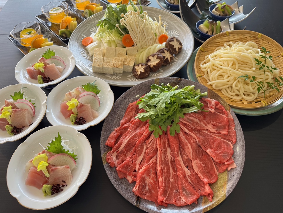 料理長厳選　柔らか牛肉と新鮮野菜のすき焼き【牛すき焼き＆こだわり和朝食】