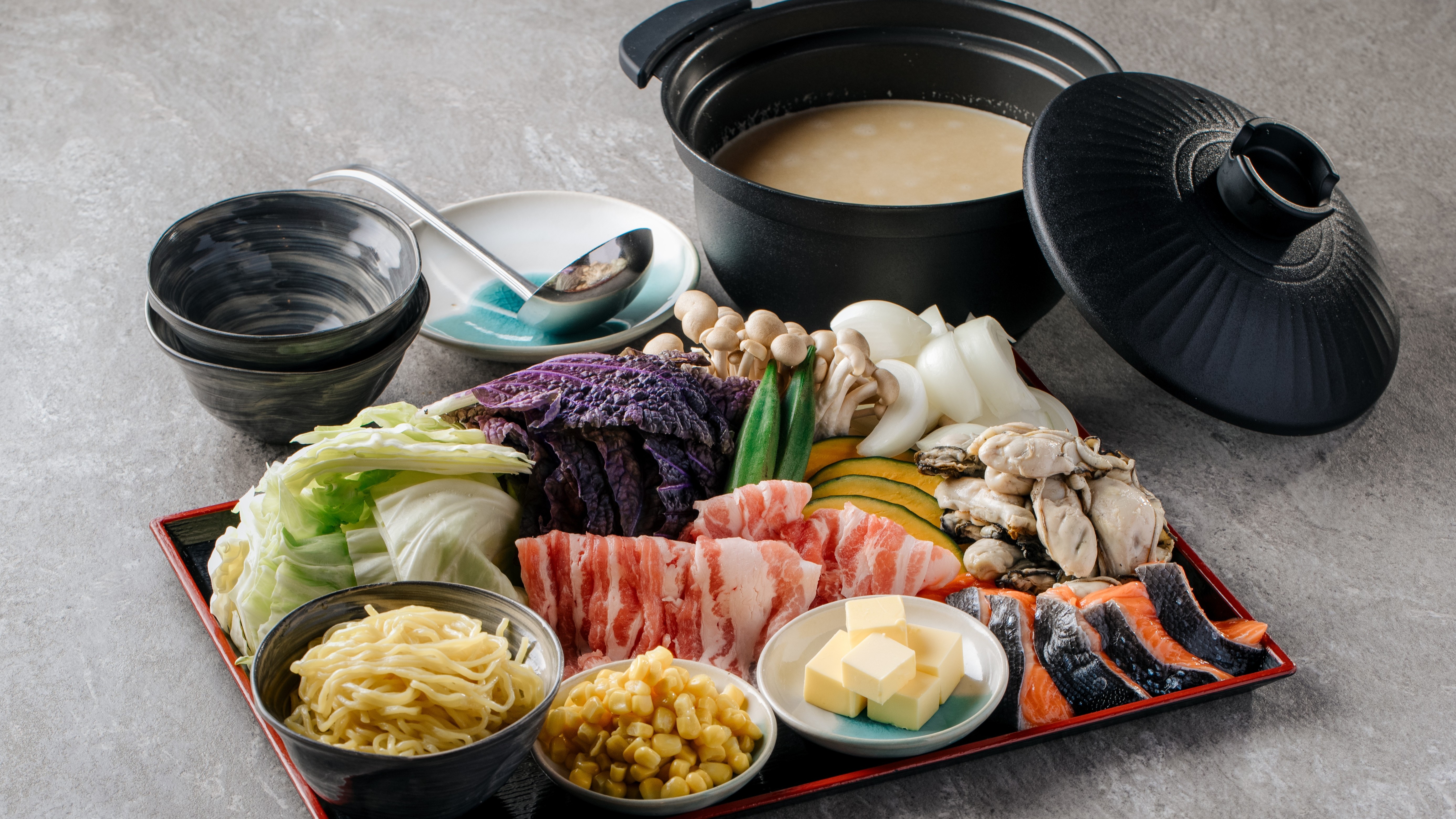 境港サーモンと牡蠣の濃厚味噌バター鍋