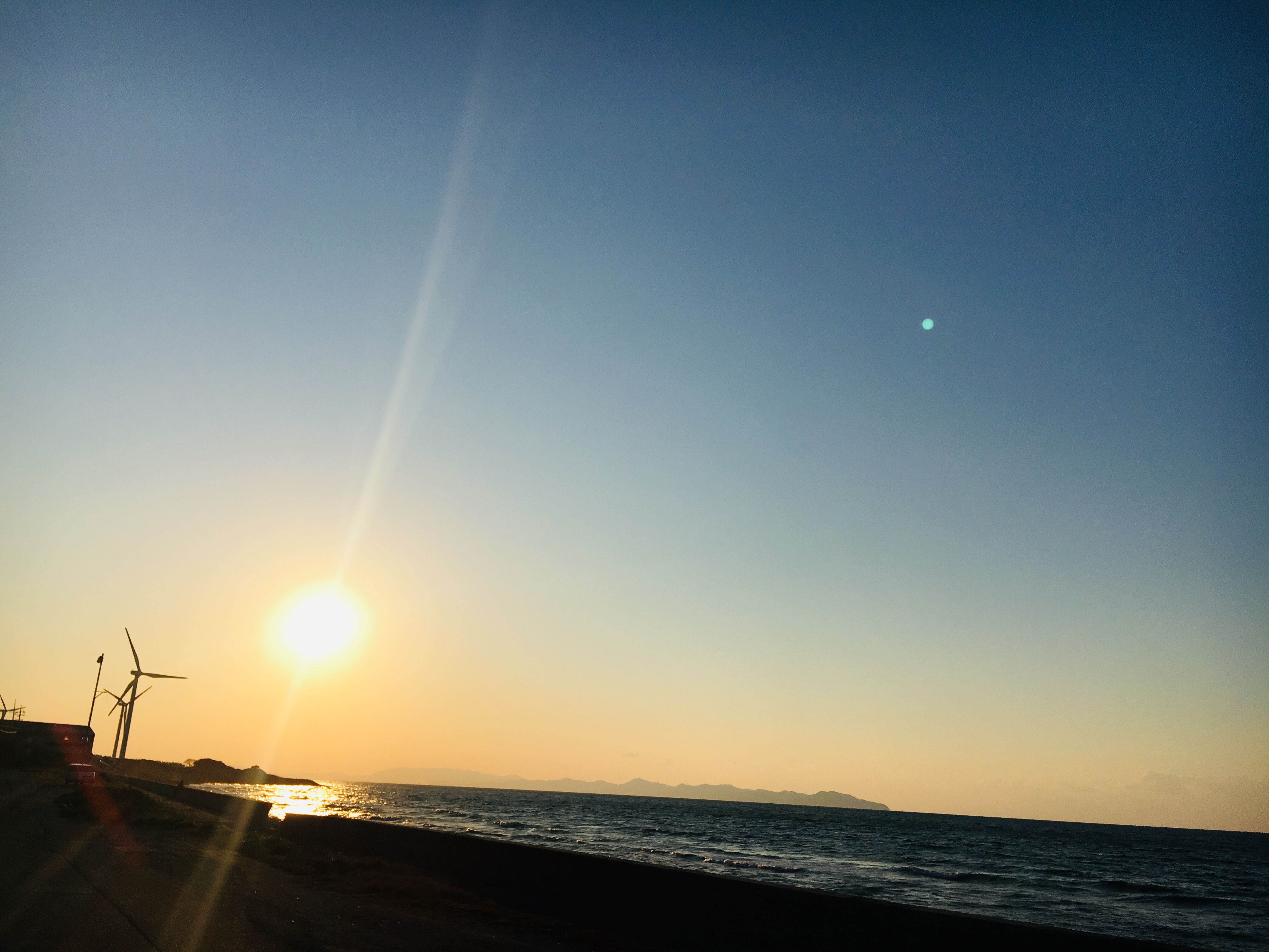 日本海に日がゆっくりと沈んでいきます.:*