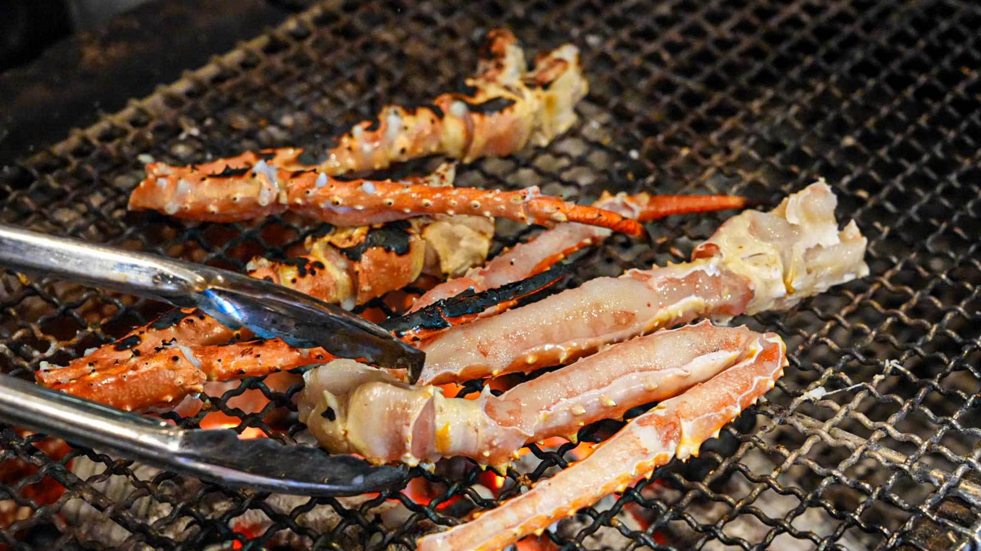 【ゴールデンキングクラブ】香ばしさと甘みが際立つ炭火焼きガニを堪能（夕朝食：炉端付バイキング）