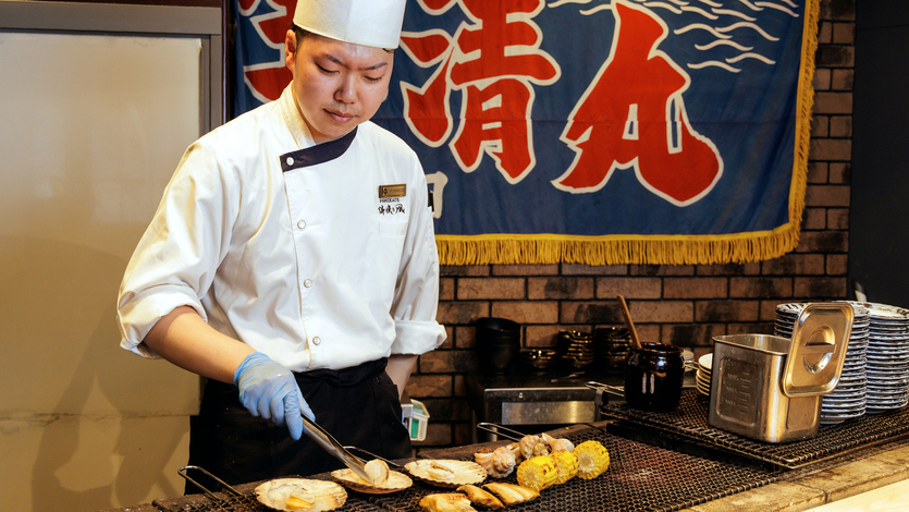 【夕食バイキング】注文を受けてから焼きはじめる炉端では、常に熱々を提供※イメージ