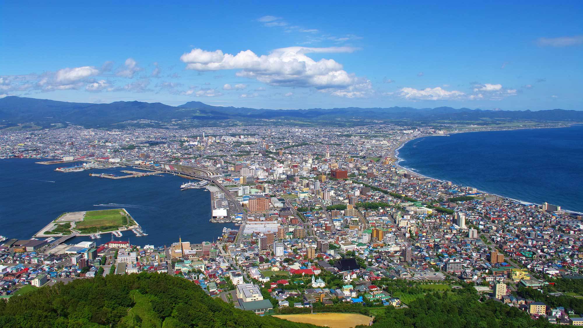 【函館山からの眺望】夜景で知られる名所が昼は違う表情に。爽快な夏の景色をお楽しみください。