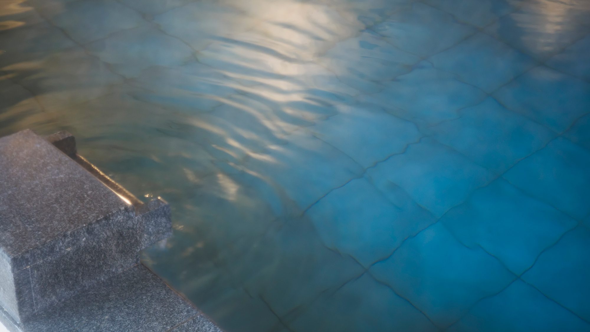 【平成モダン風呂　Relax21】無色透明の湯の川温泉。湯冷めがしにくいと言われています。