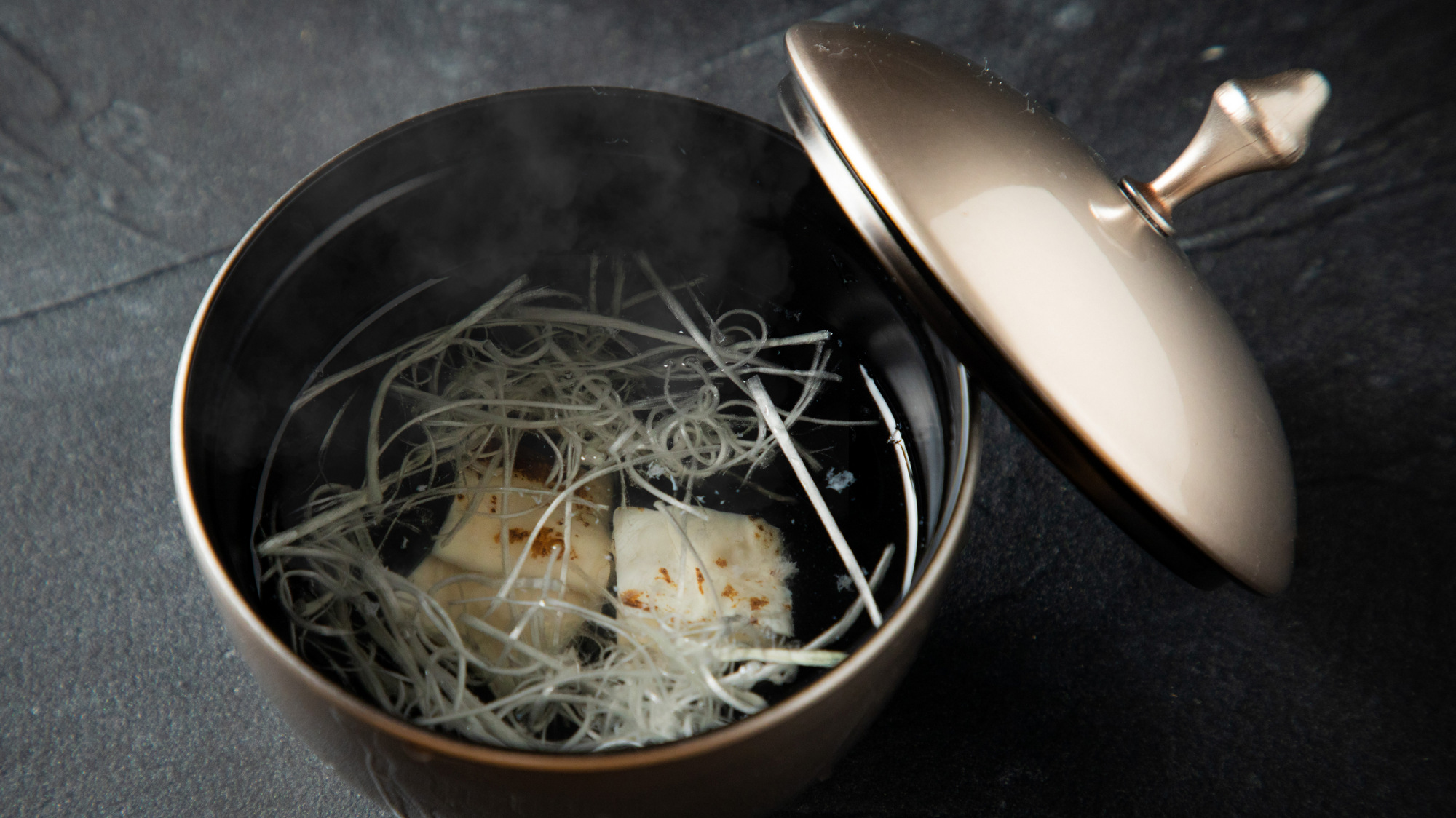 【BS2025冬】留椀／高級魚介で出汁をていねいにとった潮汁～焼き湯葉、白髪ネギ入り～