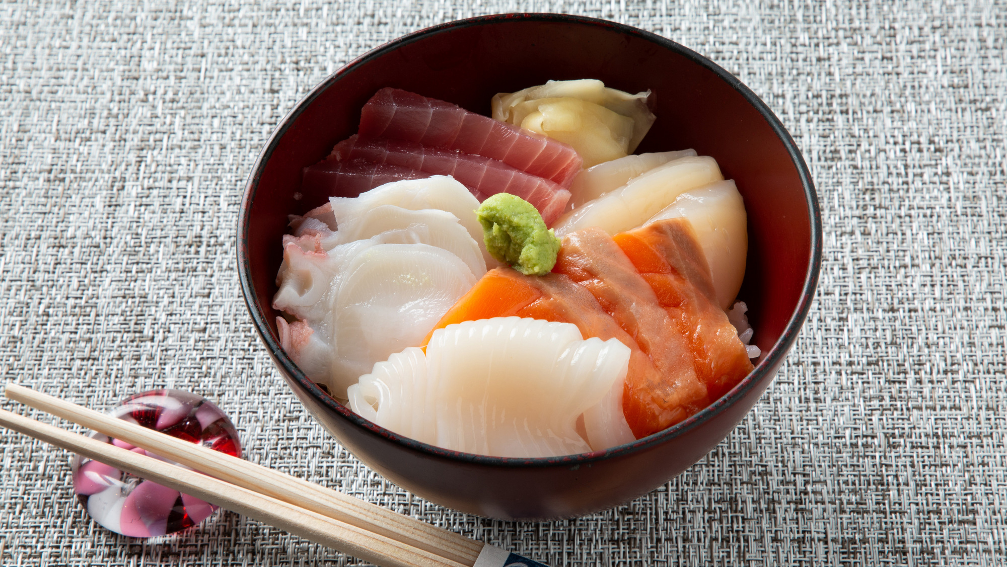 【青函市場・朝食一例】海鮮丼のネタは仕入状況により食材を変更しております。