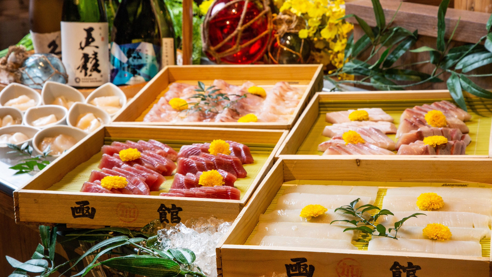 【青函市場・夕食一例】函館らしく海鮮にこだわりぬいたお刺身をお楽しみください。（季節により変更）