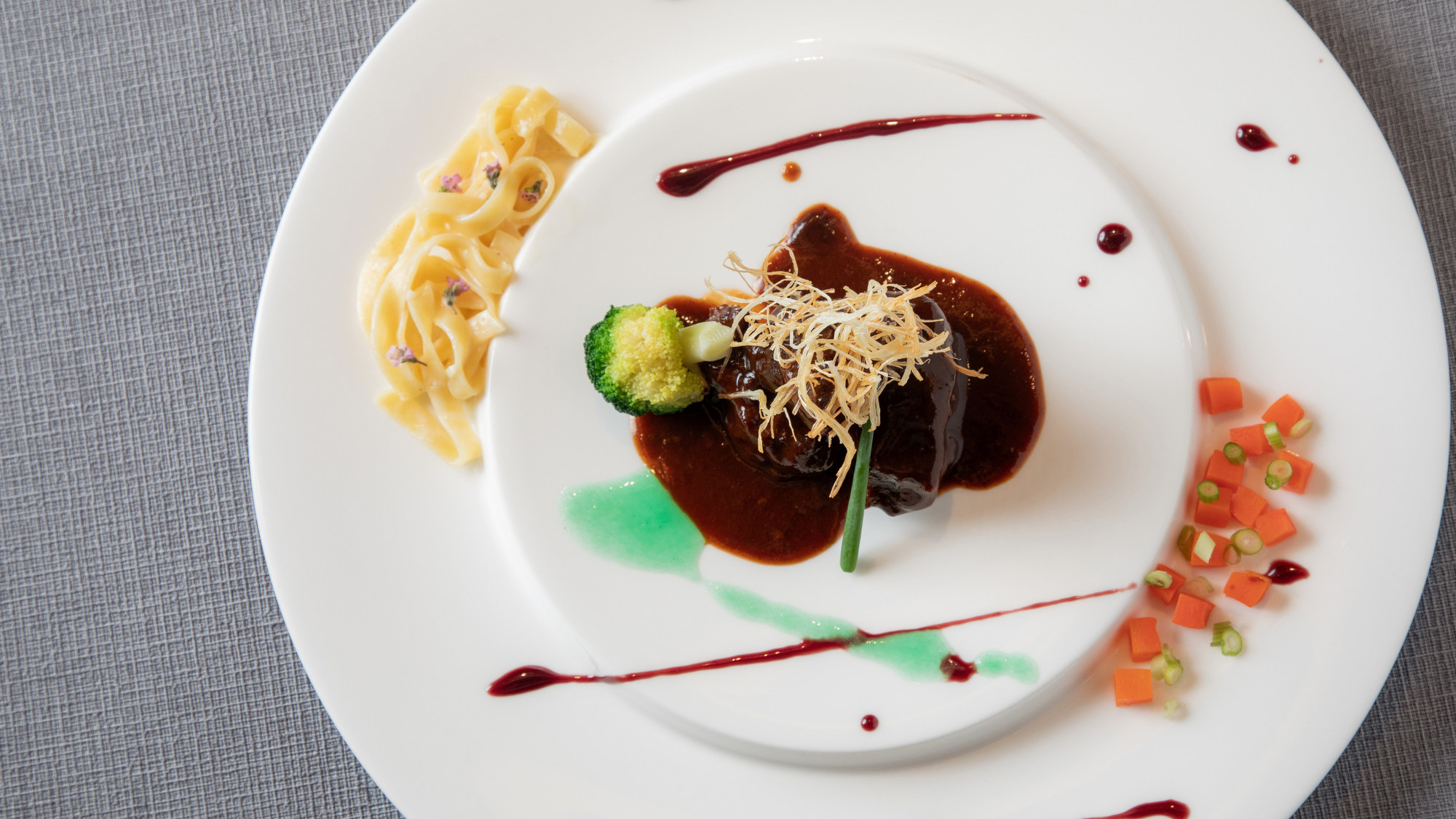 【函館銀座軒2025春】肉料理ははこだてわいんを使用した「北海道産牛ほほ肉の赤ワイン煮込み」