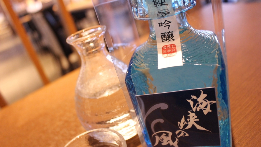 【売店】海鮮に相性の良い海峡の風ラベルの日本酒がおすすめ。