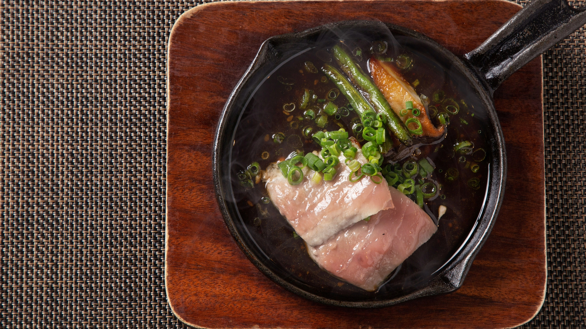 【青函市場・夕食一例】マグロのレアステーキ。オリジナルソースで召し上がれ♪（季節により変更）