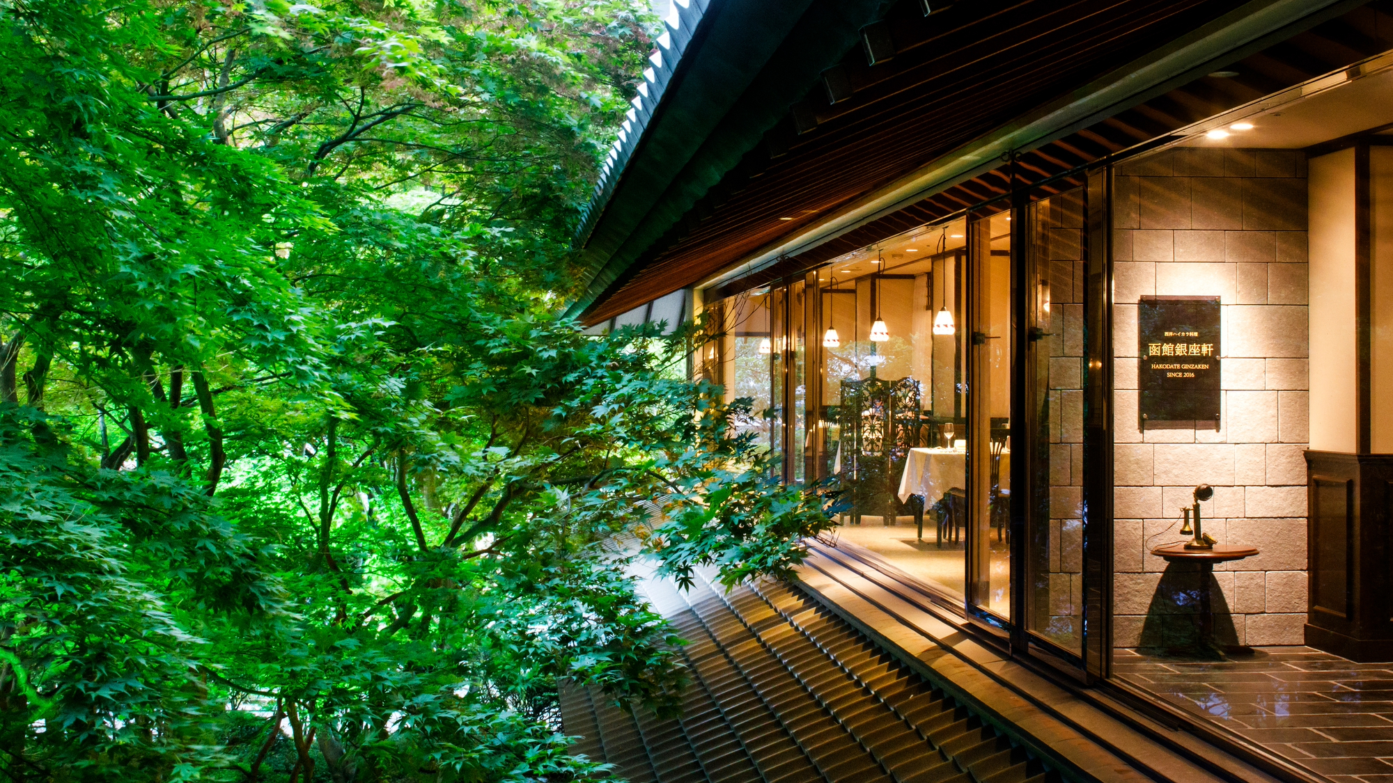 【函館銀座軒】真正面に日本庭園を臨む、非日常を味わいながら優雅なひとときをお過ごし頂けます。