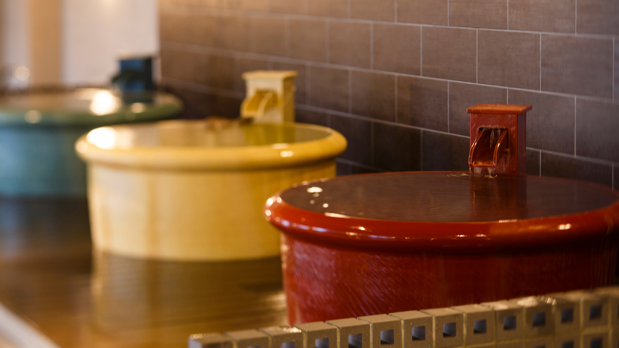 【平成モダン風呂　Relax21】3つのカラフルな壺湯は季節ごとに内容が変わる香り湯です。
