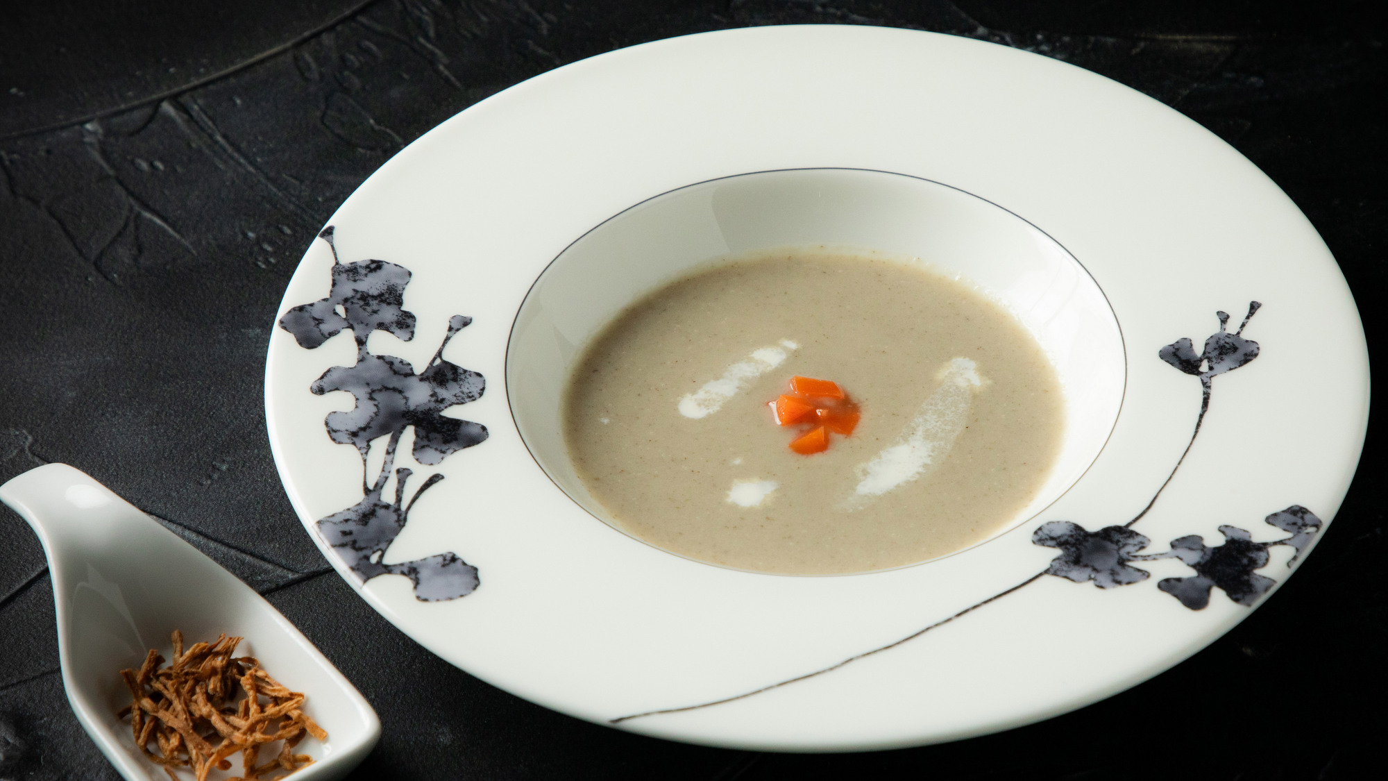 【BS2025冬】先付／ゴボウのポタージュ～ゴボウチップス添え～は滋味深い味わい