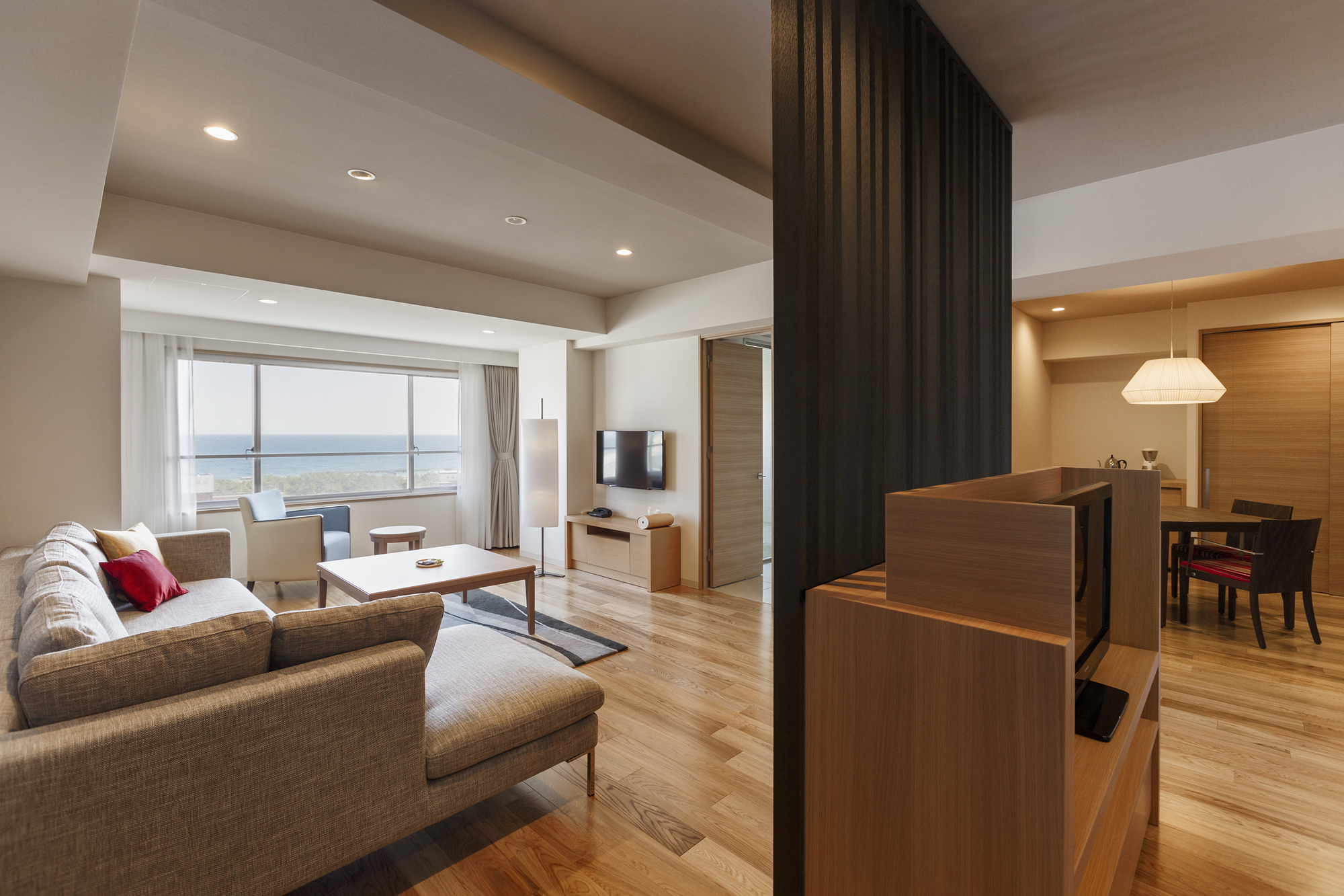 【最上階スイート/ツイン】＜平成モダン＞67平米を誇る客室は柔らかな木の温もりに包まれる贅沢な空間。