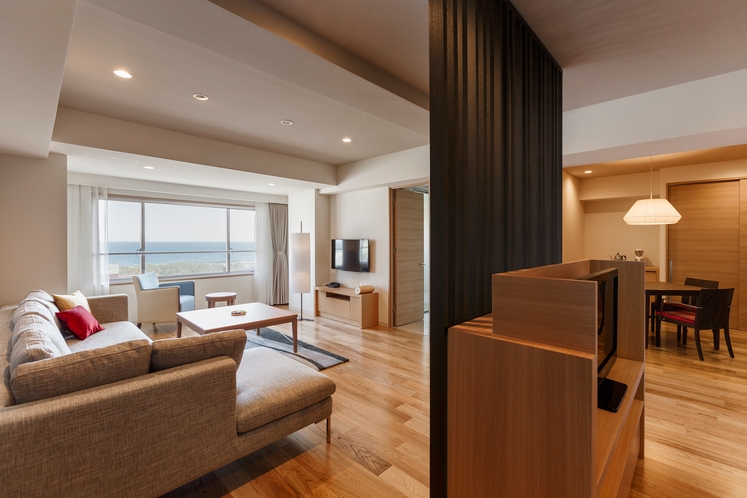 【最上階スイートツイン】＜平成モダン＞67平米を誇る客室は柔らかな木の温もりに包まれる贅沢な空間。
