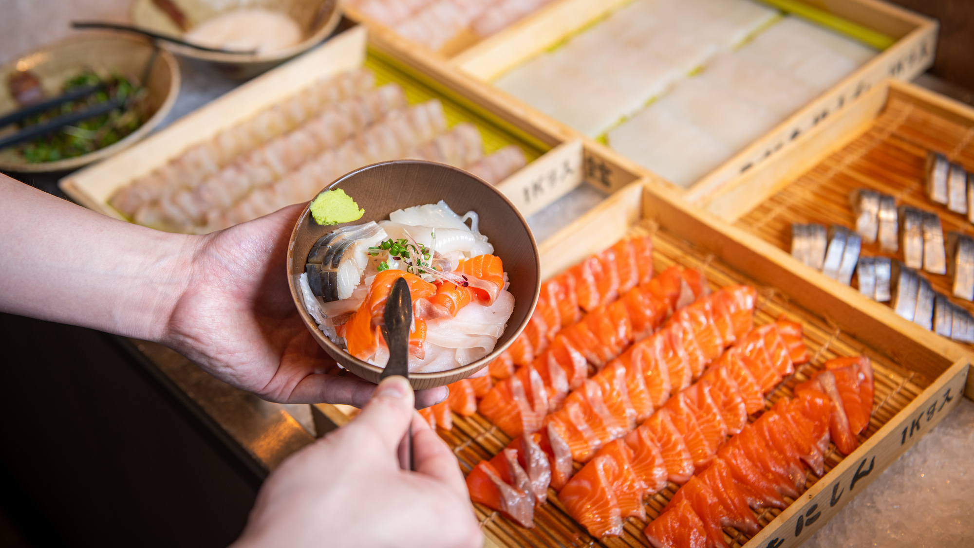 【青函市場・朝食一例】好きなものを好きなだけ載せることが出来る海鮮丼が好評です。(季節により変更）