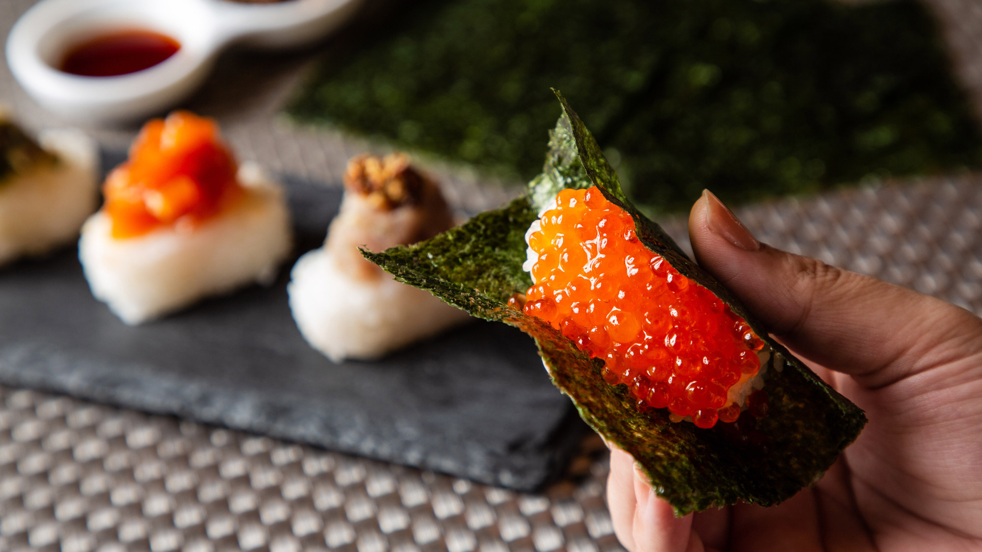 【青函市場・朝食一例】一番人気！イクラの炙り飯。炙った握りの上にイクラがたっぷり。（季節により変更）