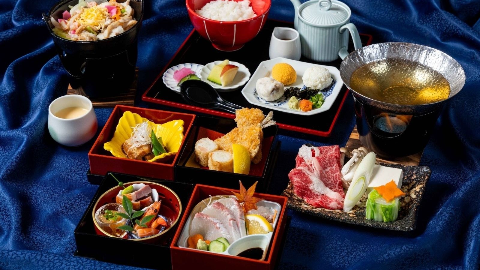 地元の味覚が織りなす、旅の夜を彩る特別な夕食。