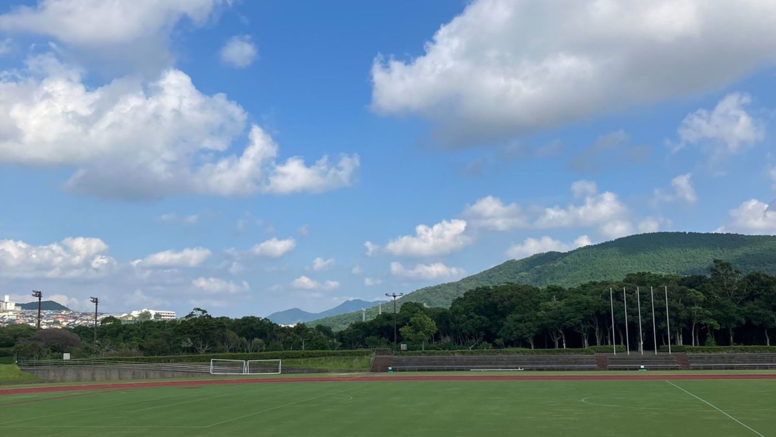 ホテルから車で約15分に競技場があります。