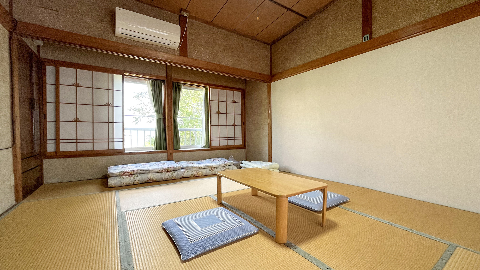 #客室　畳の上で足を伸ばし、のんびりとおくつろぎください。静かな環境で心地よい眠りをお約束します。