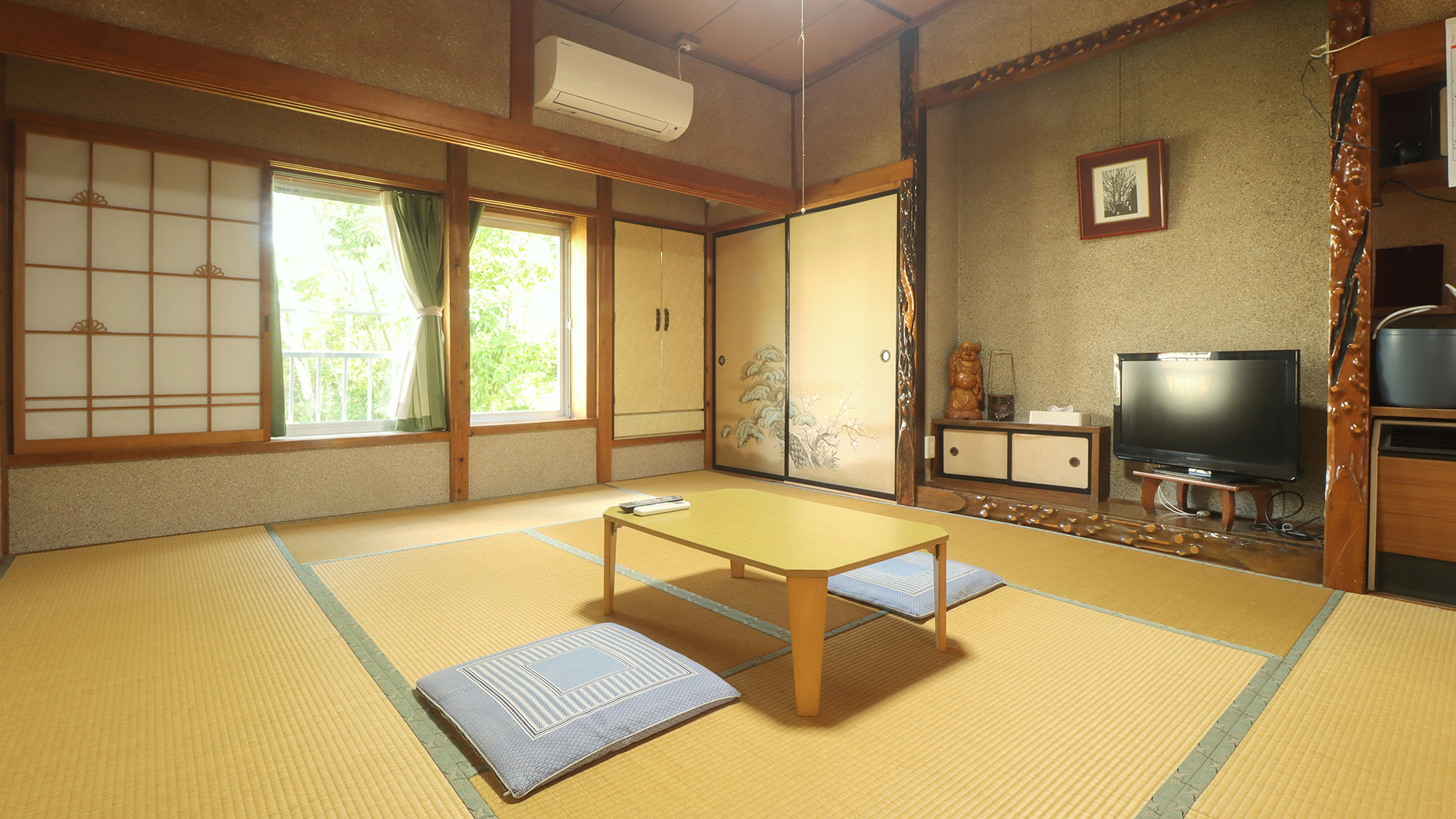 #客室　素朴で落ち着いた和室のお部屋です。窓から差し込む温かい光でゆったりとお過ごしいただけます。