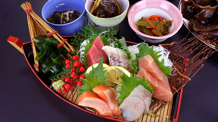 【ワカメづくしコース】透き通った鮮やかな色味のお刺身は、鮮度の高さと魚そのものの甘みが味わえます。