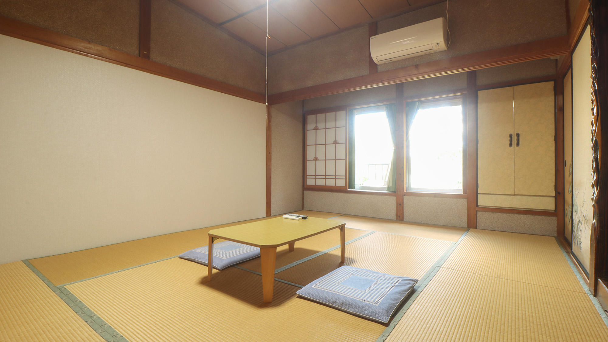 #客室　シンプルながらも温かみのある空間で、日頃の喧騒を忘れてリラックスできます。