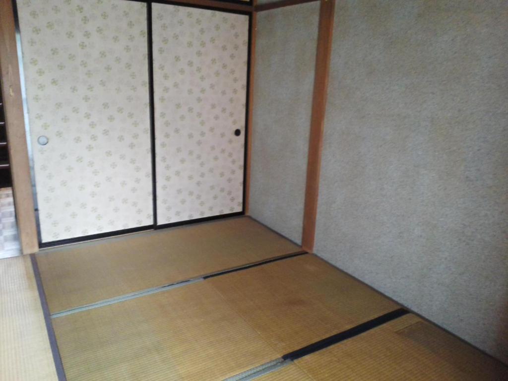 昔ながらの落ち着いた雰囲気を感じられる、四畳半の和室です。お一人様や少人数でのご宿泊におすすめのお部屋です。静かな和の空間で、心安らぐひとときをお過ごしください。