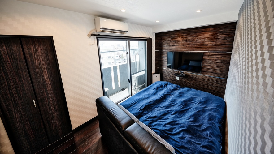 【デラックススイート】メインベッドルームはキングサイズ仕様で快適睡眠。さらにTV、空気清浄機常設。