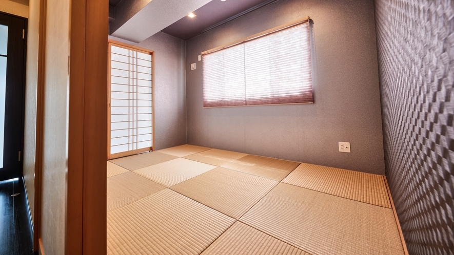 【デラックススイート】約6.5畳の和室には琉球畳を採用。高級感漂うリラックスタイムをお楽しみください