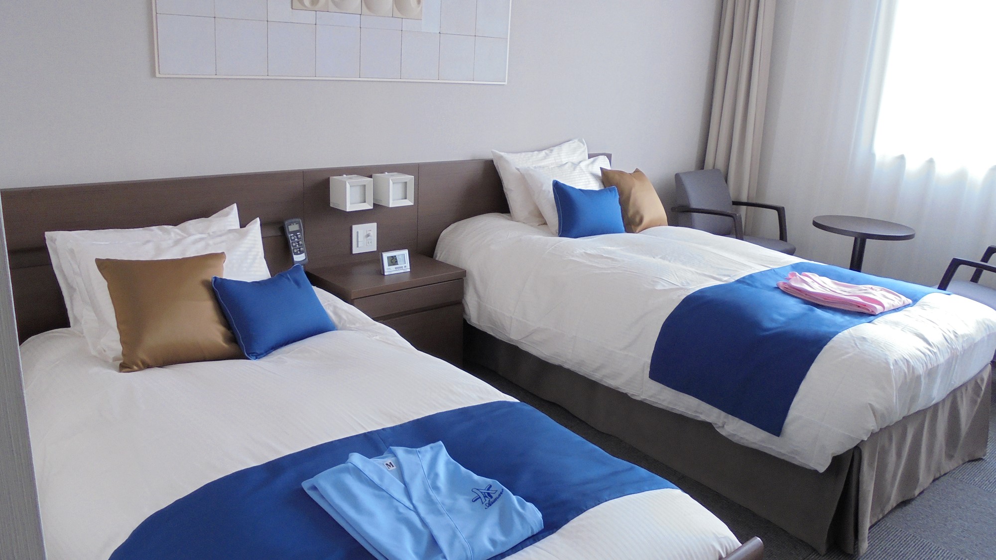 *エコノミールーム一例／各室1台のベッドは電動リクライニングベッドを設置しております。 