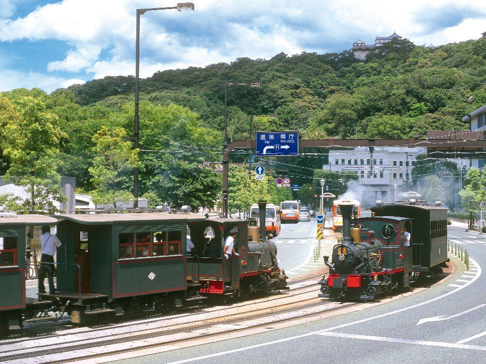 坊っちゃん列車と松山城
