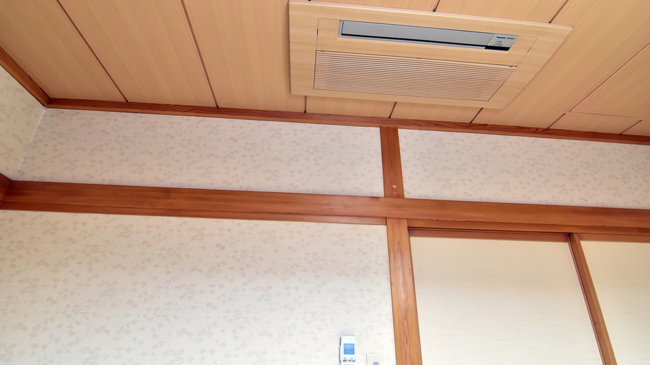 *客室一例（トイレ・エアコン付和室）/天井エアコン付き。暑い夏でも快適にお過ごしいただけます。