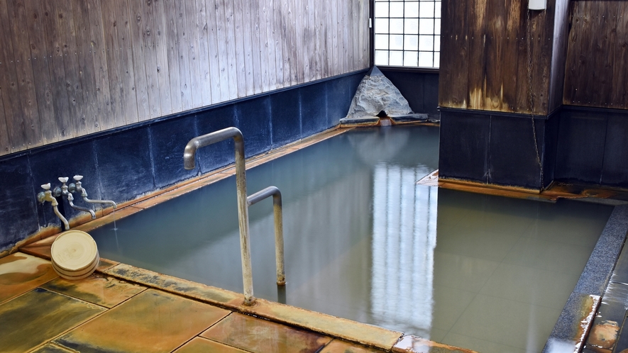 *大浴場/自家源泉である村井源泉と、温泉組合2号泉・3号泉をブレンドした天然温泉をお楽しみください。