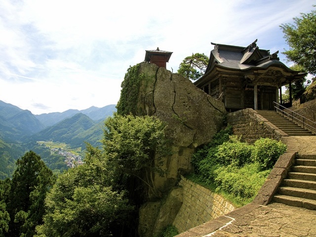 【山寺（立石寺）】松尾芭蕉が「閑さや 岩にしみ入る 蝉の声」と句で詠んだ静かで自然が美しいお寺です♪