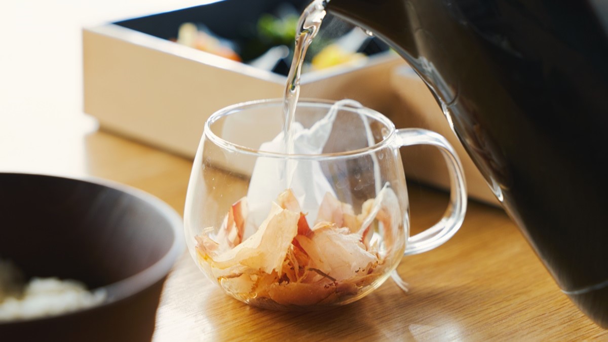 【朝食】料理特性の出汁をご用意。味噌汁や出汁茶漬けでお楽しみください。（一例）