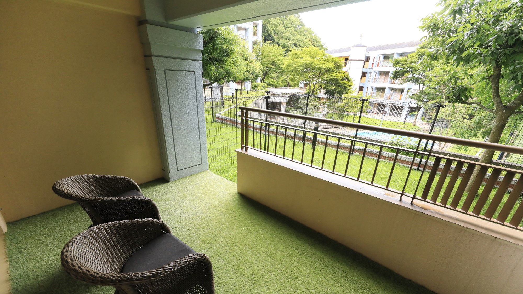 屋外にご宿泊者様専用のガーデン（ミニドッグラン）を備えたお部屋です。