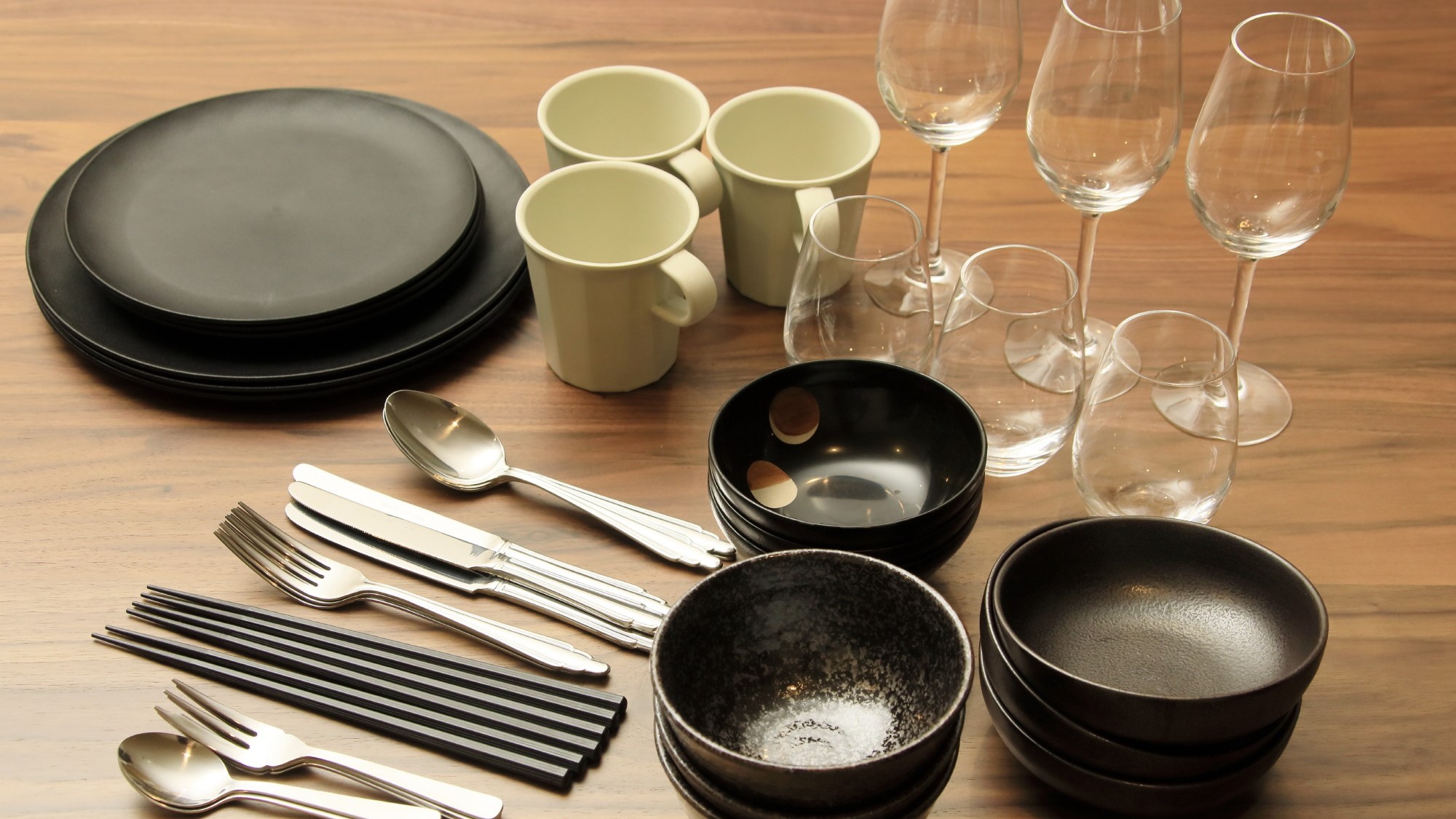 お部屋には食器やグラスなどのキッチン備品をご用意。（一例）