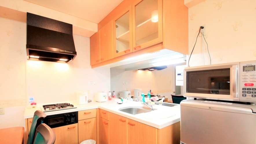 【キッチン部屋】電子レンジ・冷蔵庫はもちろん、フライパンや炊飯器もあります！