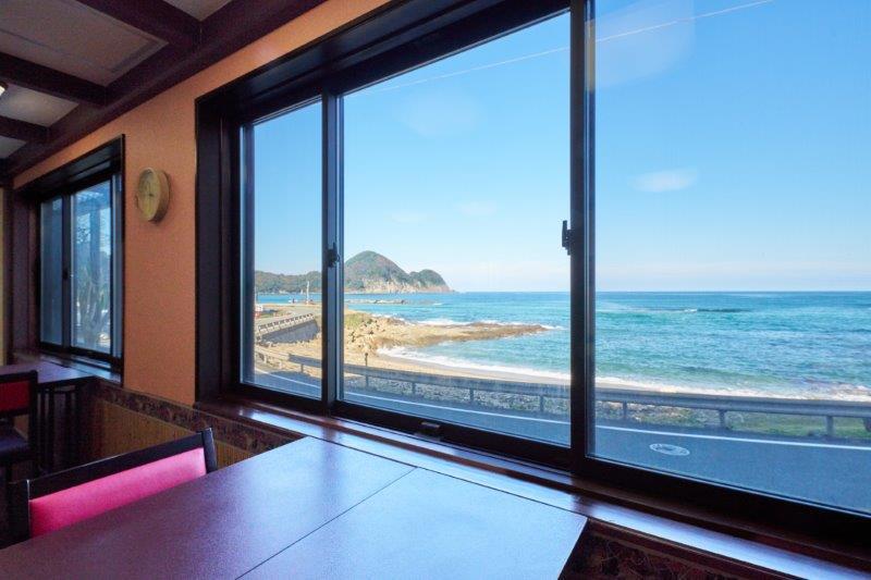 食事処一例。目の前に広がる日本海の景色！