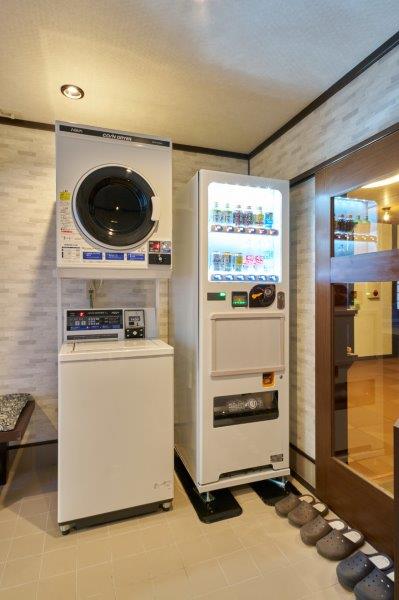 1階にはランドリースペースも♪コイン式洗濯機・乾燥機がございます。