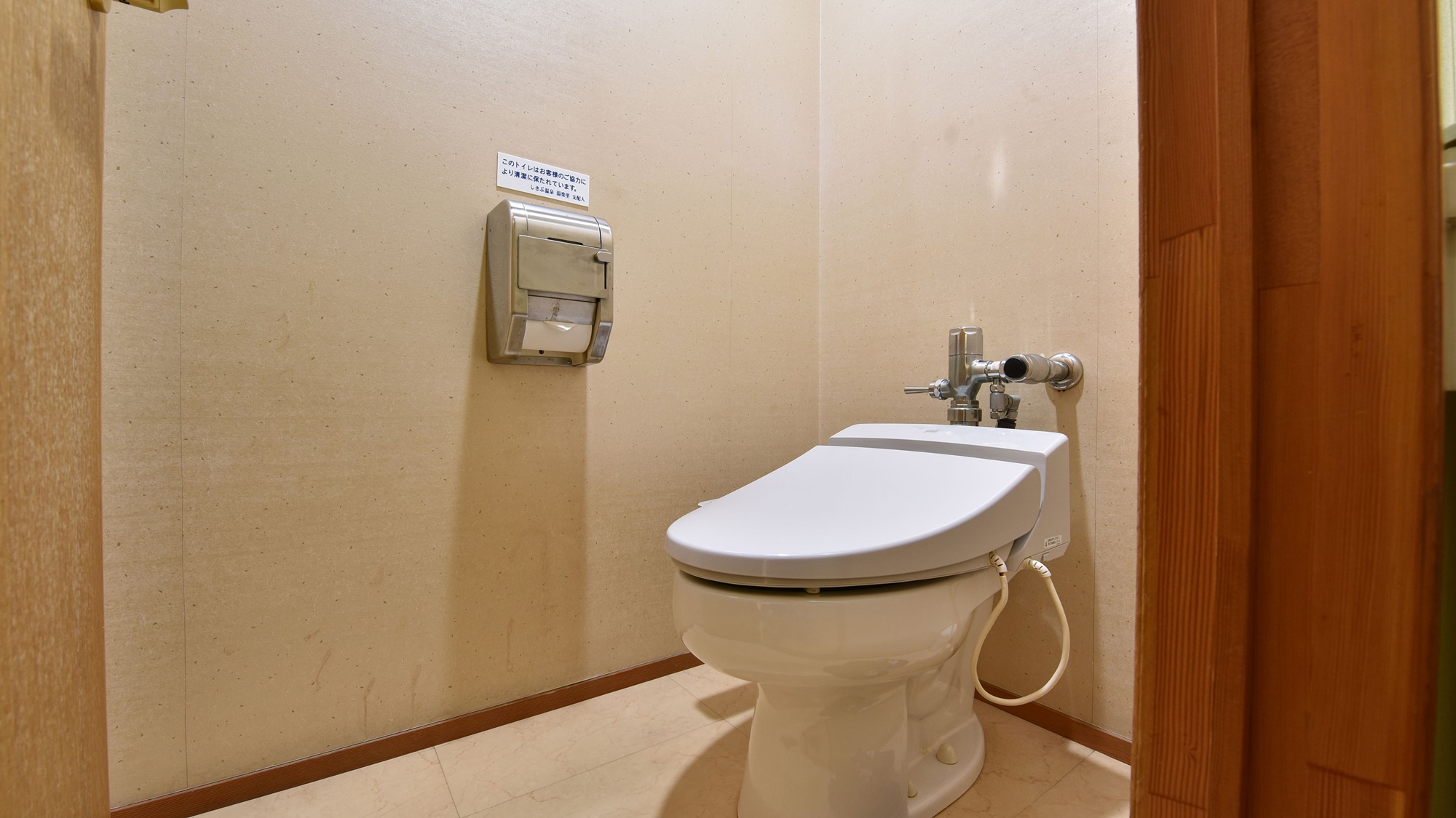 *和室10畳　トイレ　シンプルではございますが、快適にご利用いただけるよう清潔には気を配っております