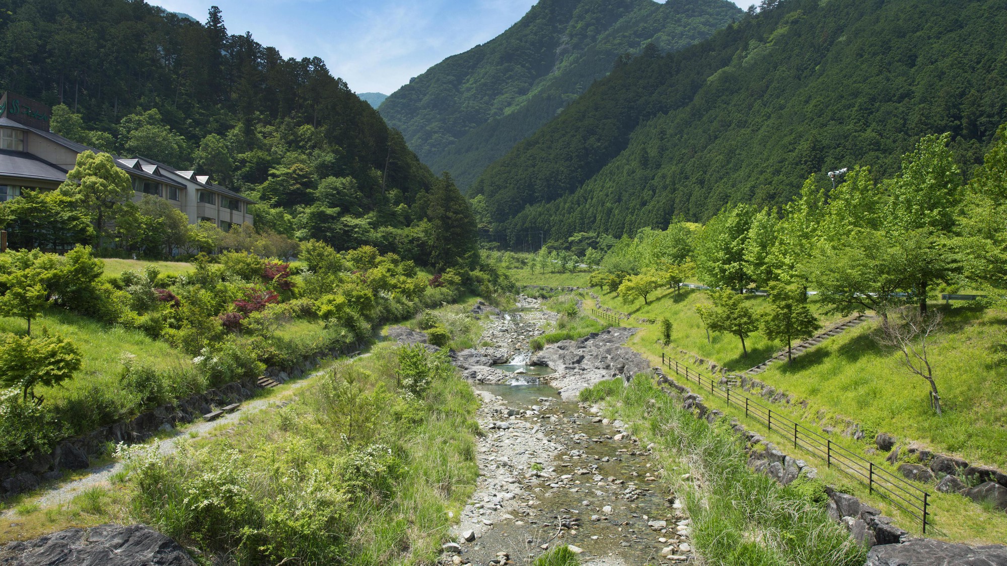 ホテル敷地内「河川公園」