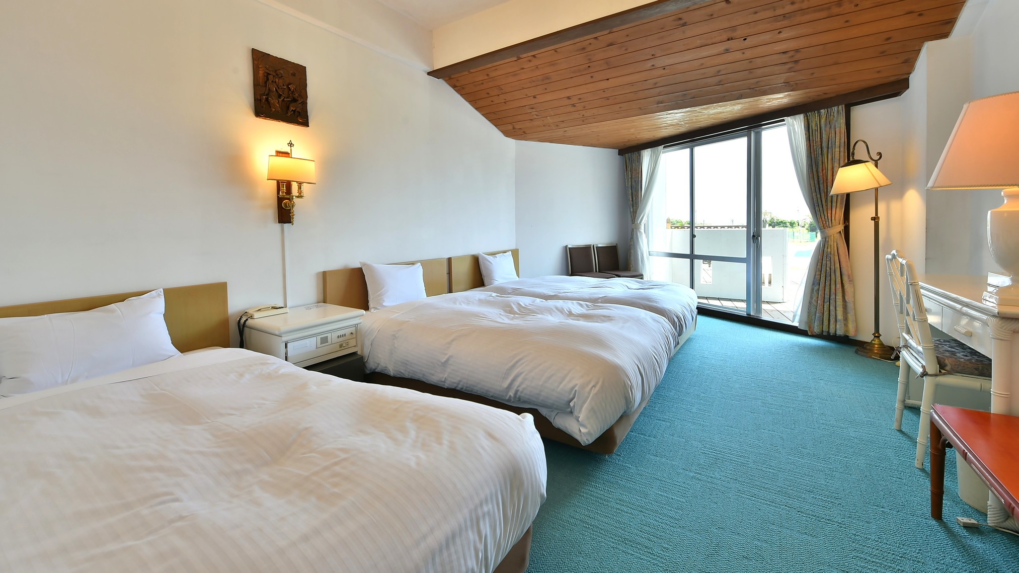 プールサイド　ホテル棟　洋室（1～3名）ウッドデッキ付