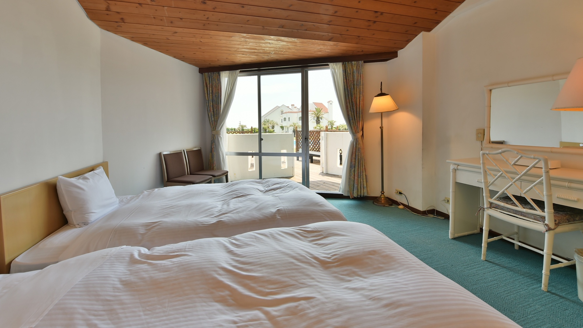 プールサイド　ホテル棟　洋室（1～3名）ウッドデッキ付