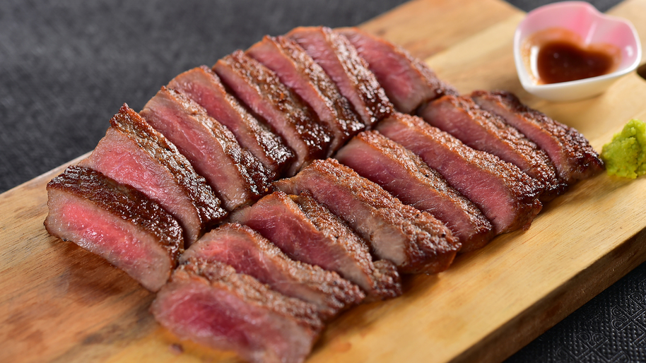 夕食バイキングの一例　牛ステーキ