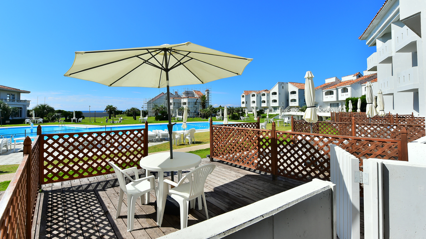 プールサイドウッドデッキの一例