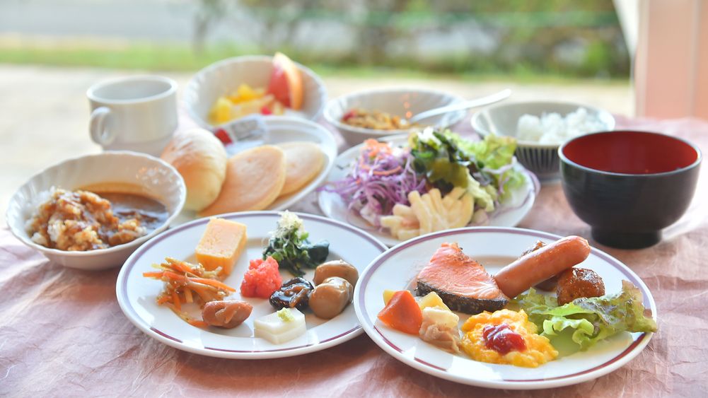 朝食はバイキングでお好きなものを♪（状況によりご膳になる場合がございます）