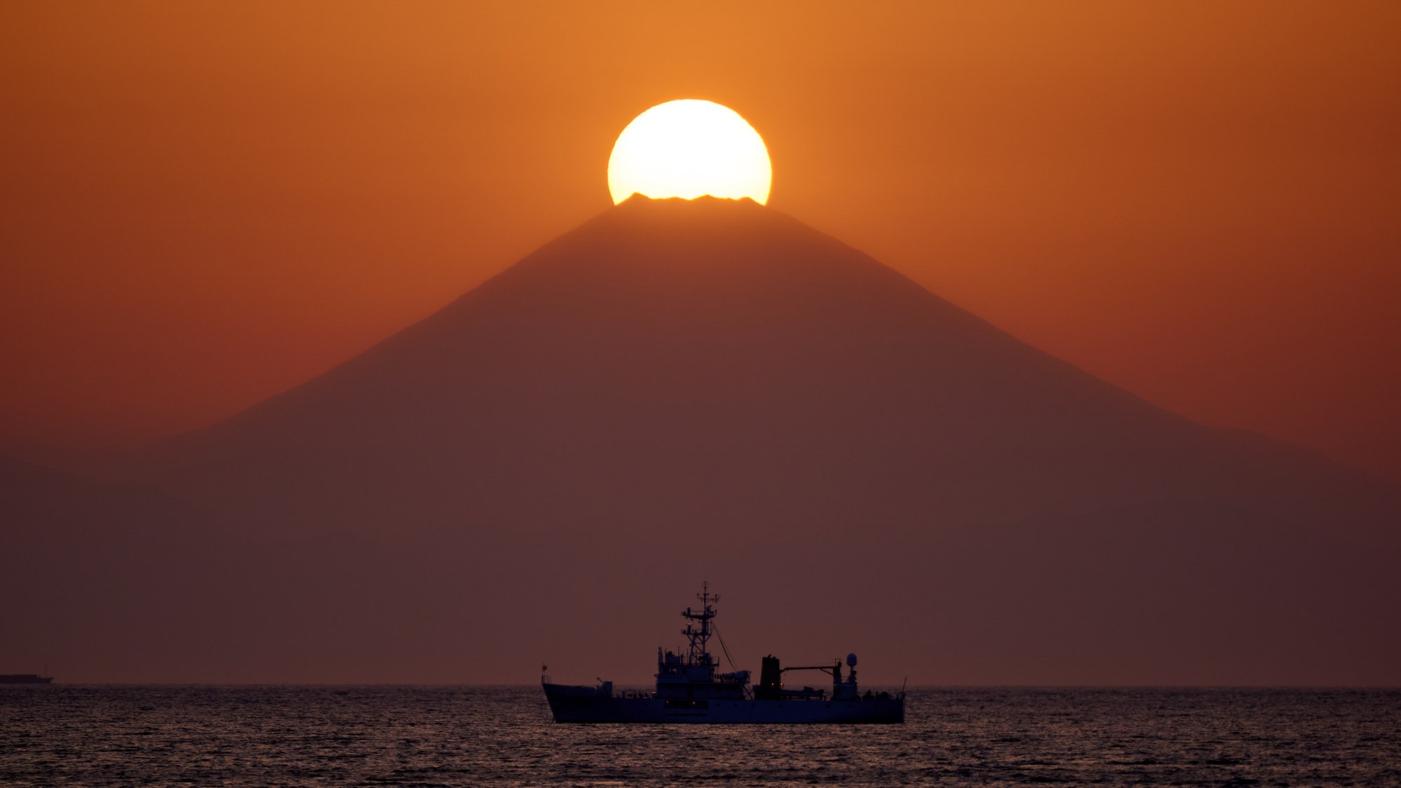 館山地域では、年に2回（5月・7月）各所で『ダイヤモンド富士』を見ることが出来ます。